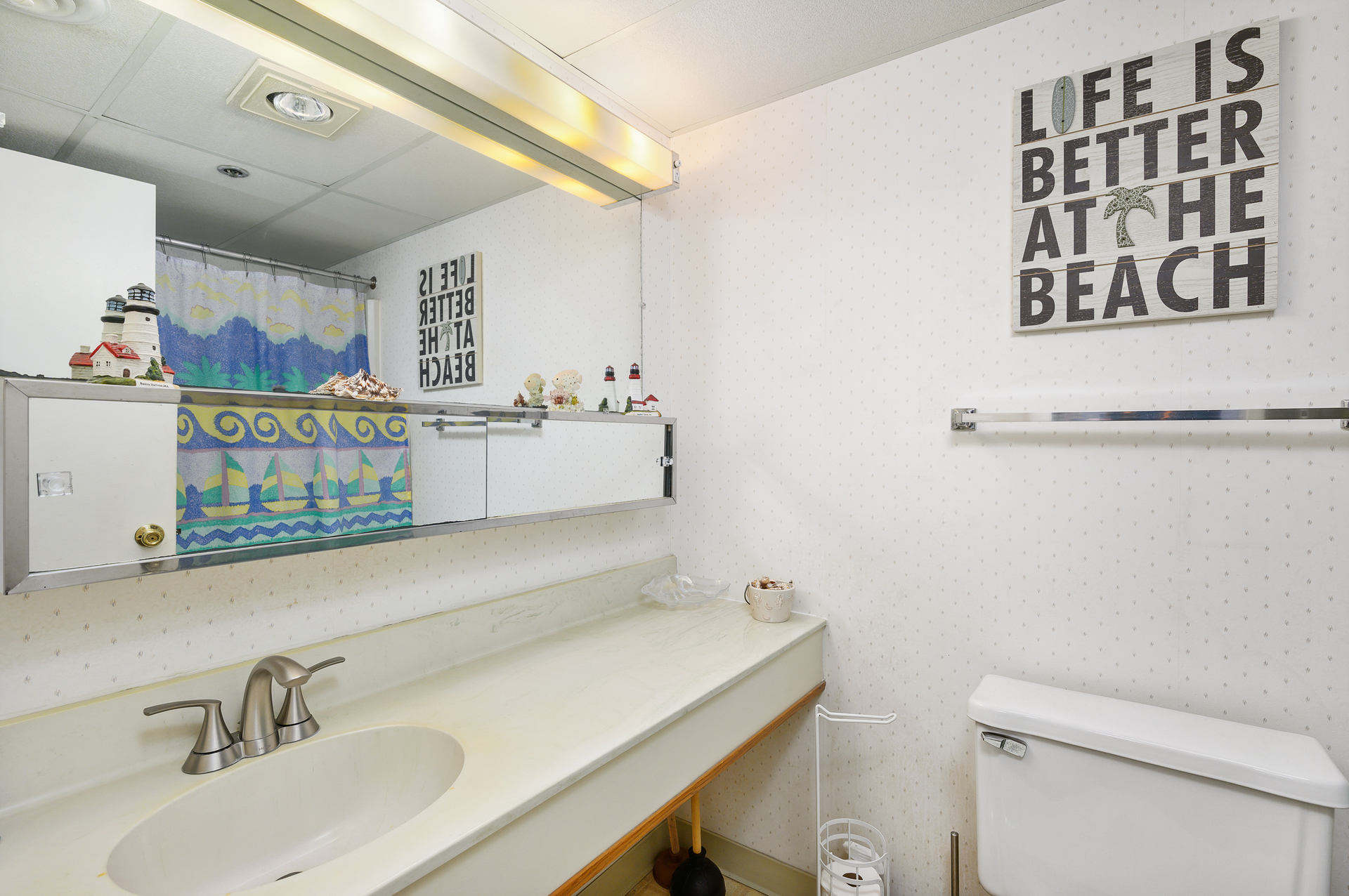 The large counter top provides plenty of space for getting ready