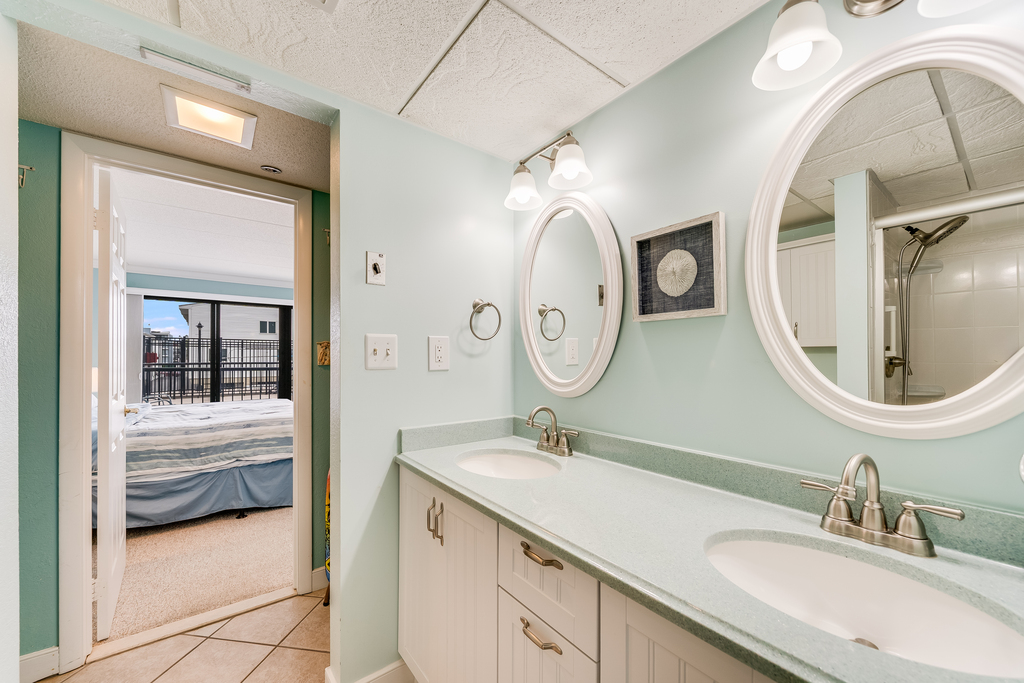 The Large Master Bath allows you to get ready for a night out in town with ease!