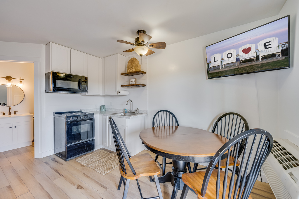 A gorgeous Studio footsteps from Maddox Blvd