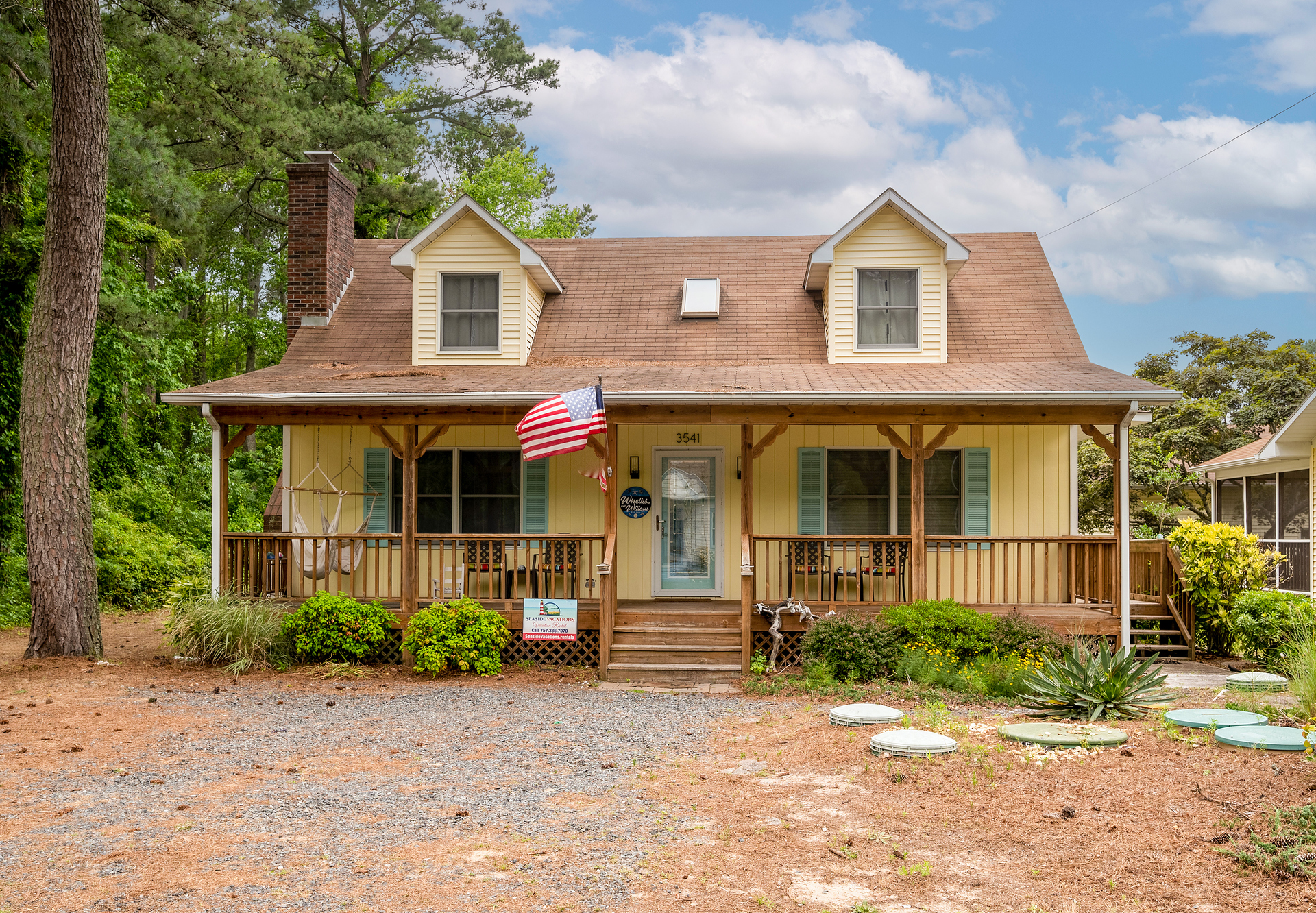 Close to everywhere you want to be - in the very heart of Chincoteague Island!
