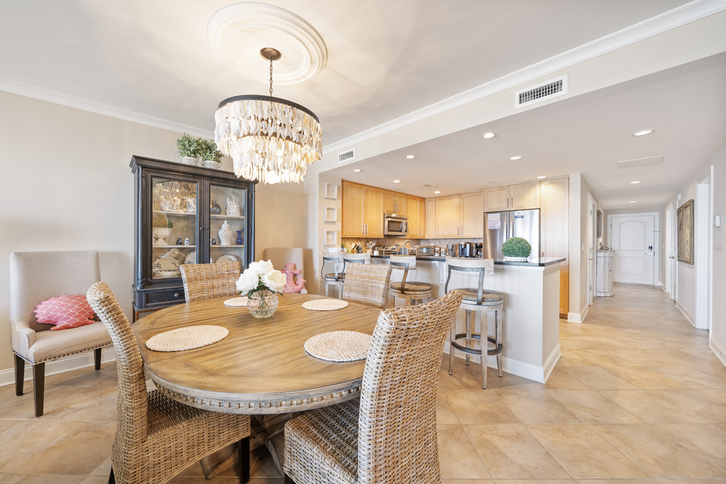 Warm and chic coastal décor throughout the whole home make us happy!