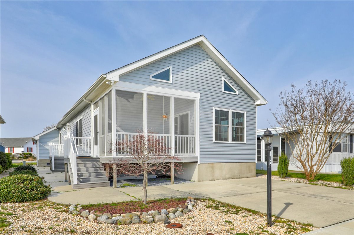 Enjoy the Seasonal Outdoor Pool, Tennis Courts, Mini Gold Course & More!