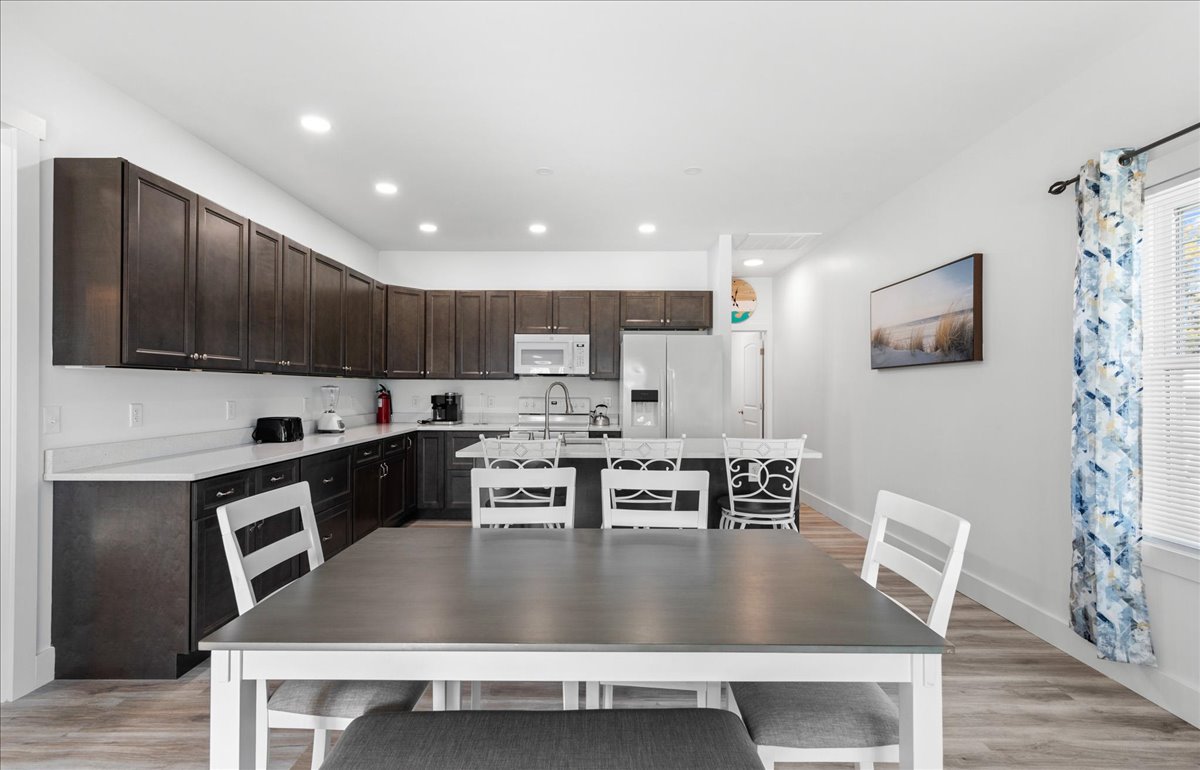 Plenty of room for all between the Dining Table and Breakfast Bar.