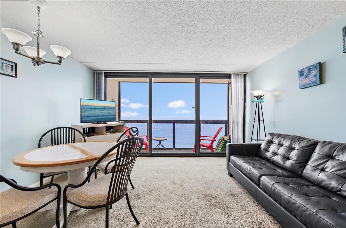 A Cozy Oceanfront Condo in the Family-Friendly Golden Sands!