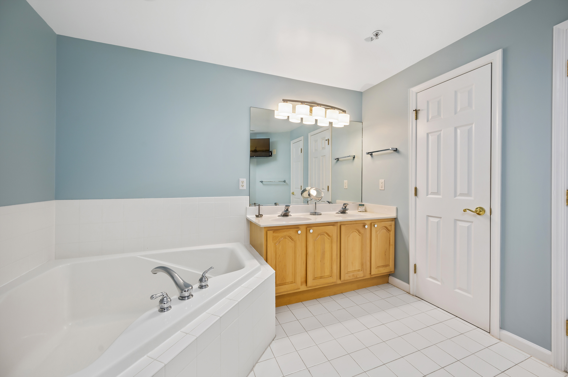 Soaking tub and sink