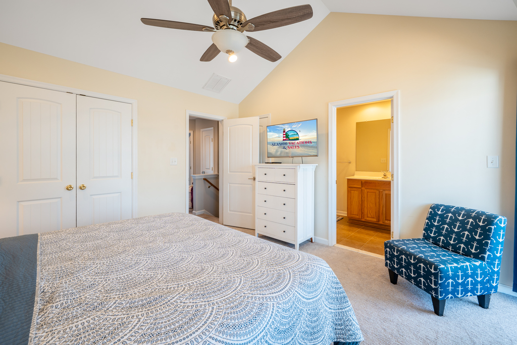 Features a Flat Screen TV to enjoy your favorite movies.
