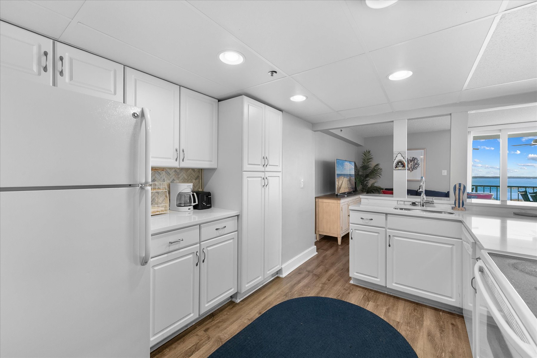 Everything you need is at your fingertips, making Mealtime a total Breeze!