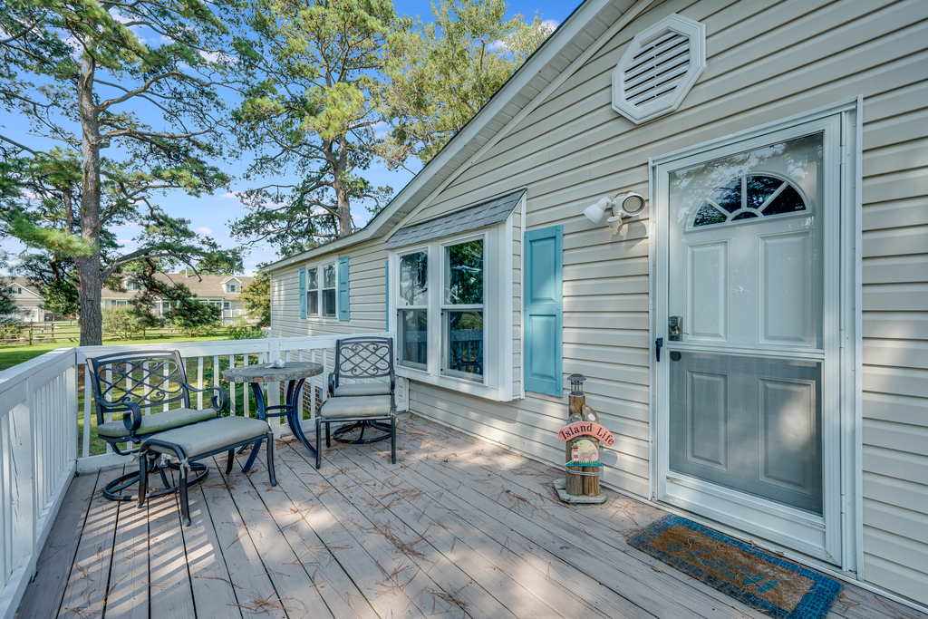 Welcome to peaceful Bayside Haven on Hopkins Lane!