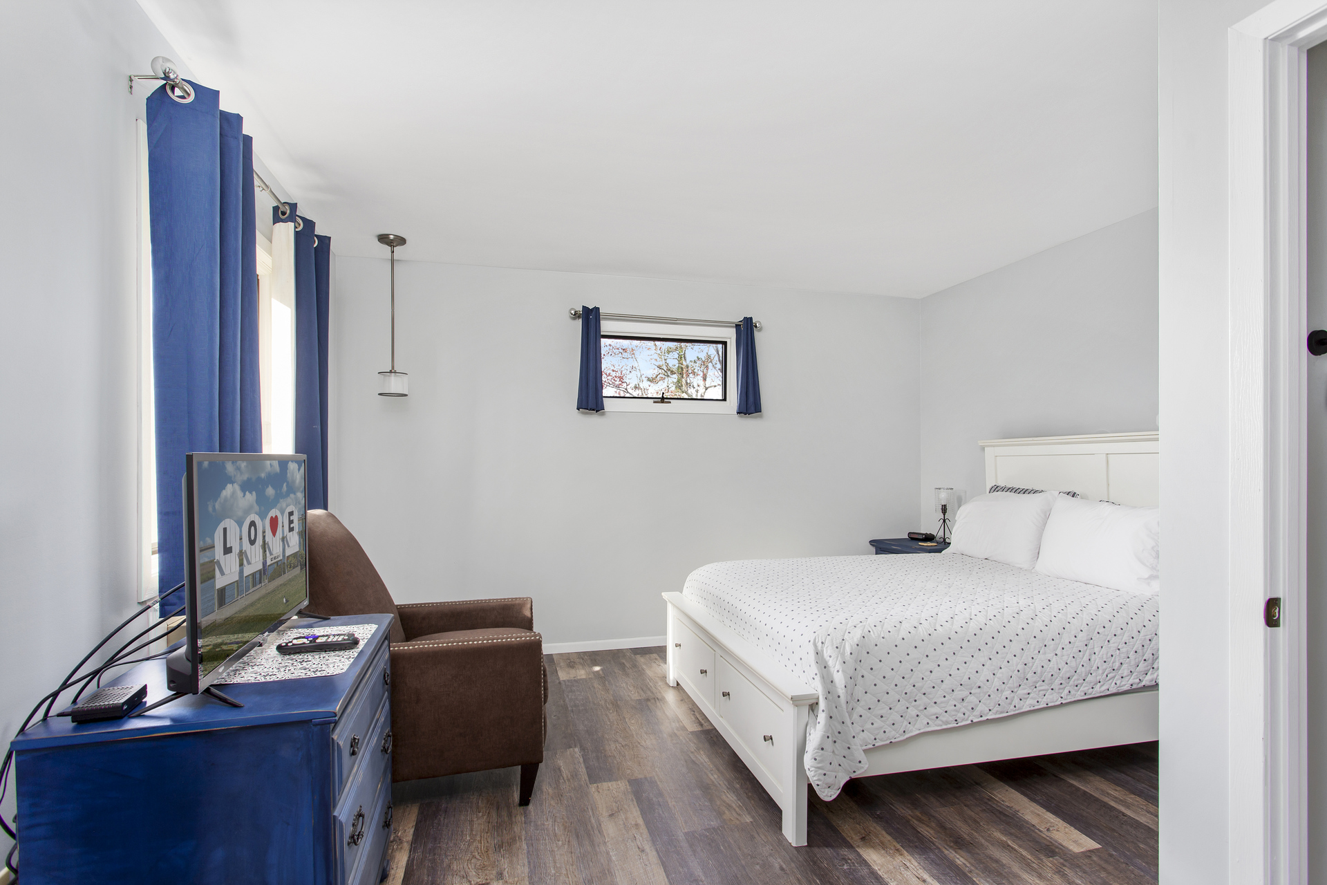 Comfy Queen Bed and Sitting Area.