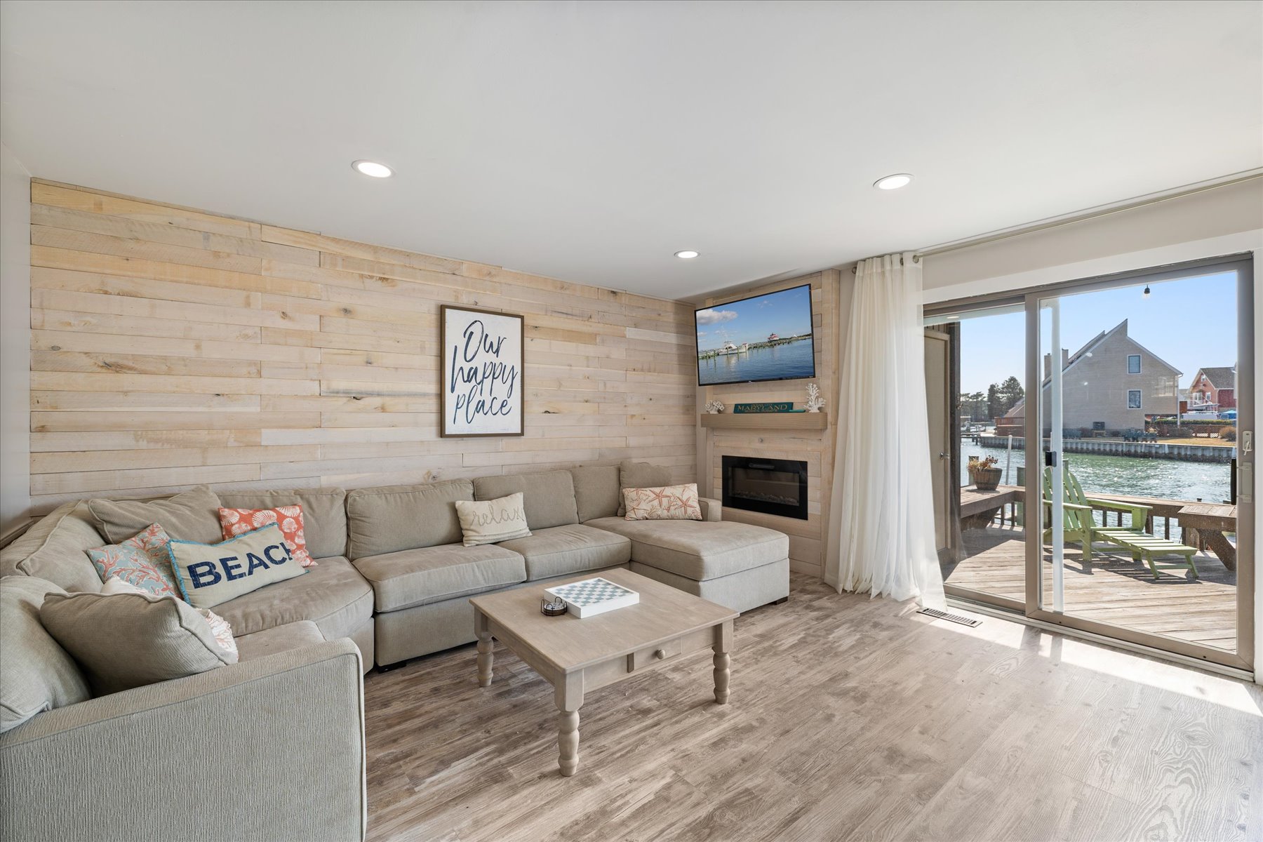 Relax in the Bright and Comfortable Living Area for Family Gatherings or Quiet Evenings!