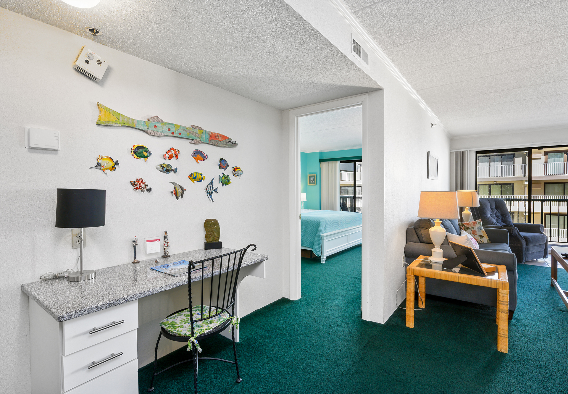 Just in case a little work is required on vacation, this beautiful built-in desk will come in handy.