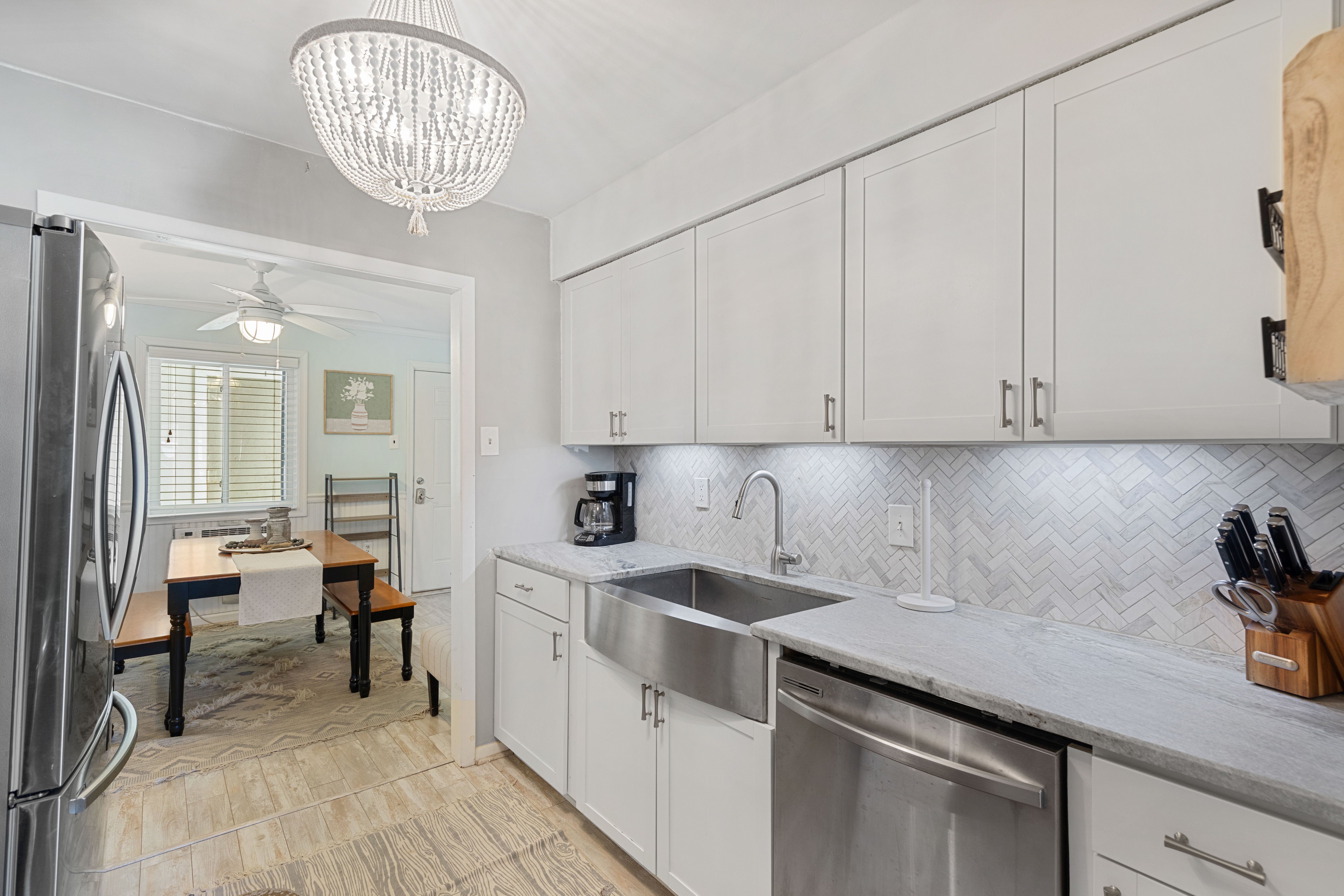 This very well-stocked kitchen has all you need to make mealtime a bay breeze.