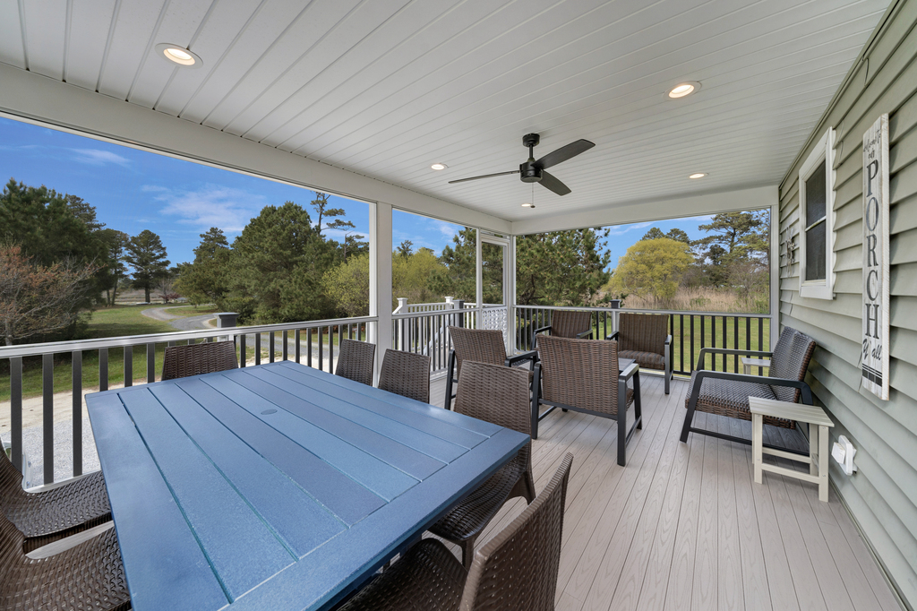 Dine Al-Fresco on the Screened In Porch with fabulous Views.