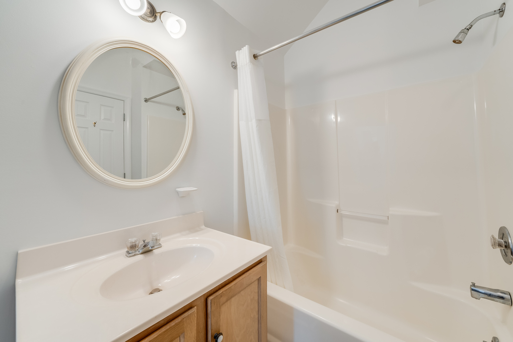Full Bath with Tub/Shower Combo.