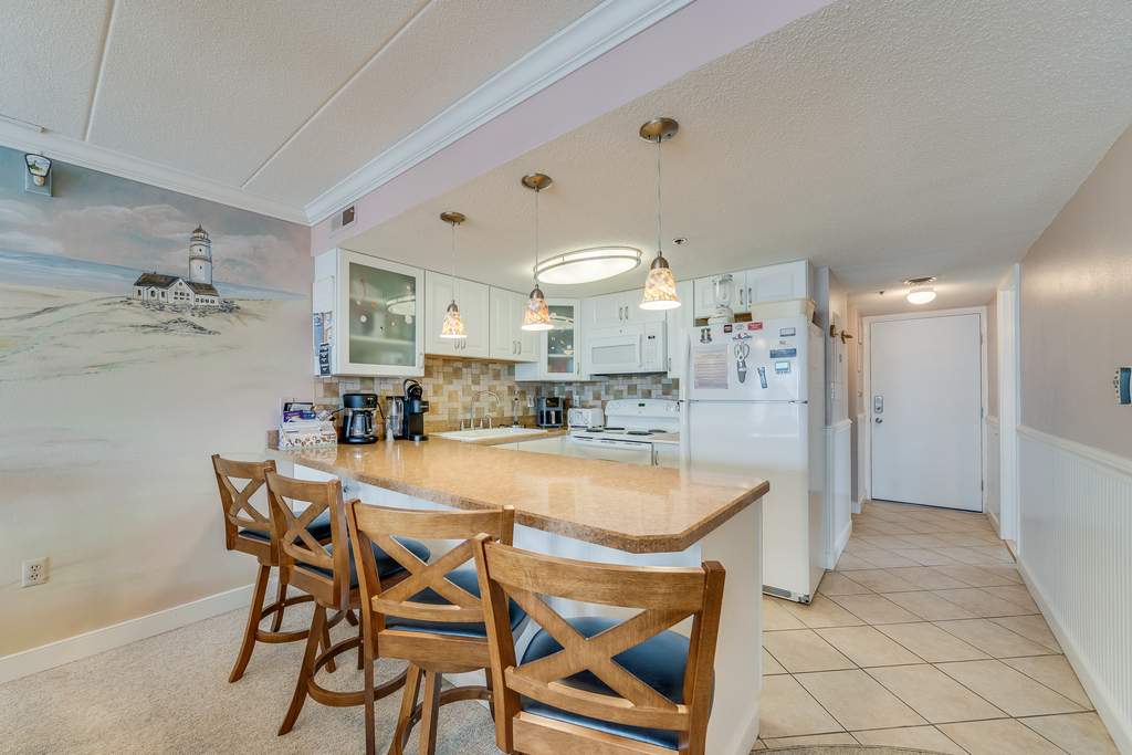 The Breakfast Bar is the perfect space to grab a quick bite before hitting the Beach.