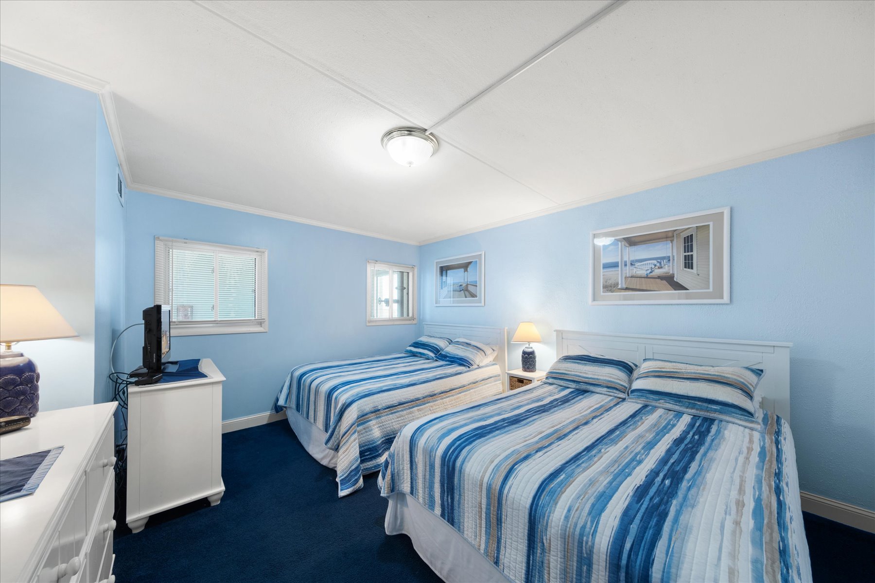 The Bedroom with 2 cozy Queen Beds!