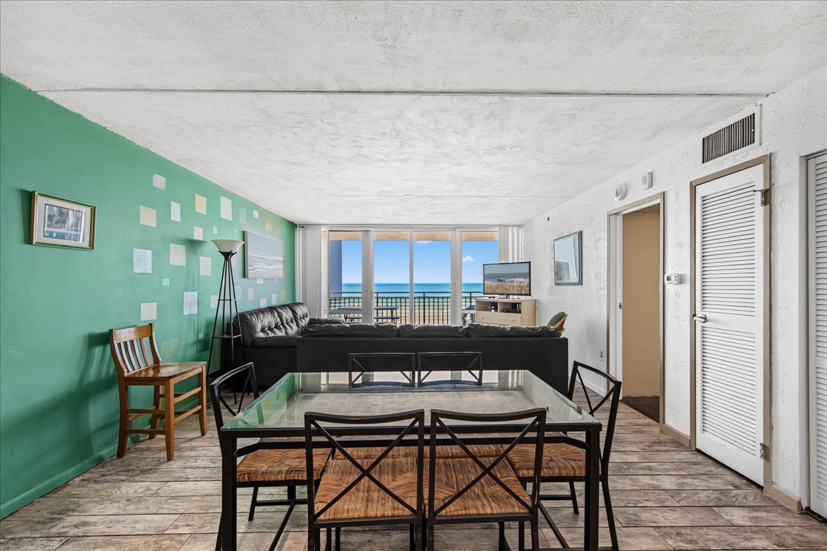 Gather for a Family Meal at the Dining Table, seating 6!