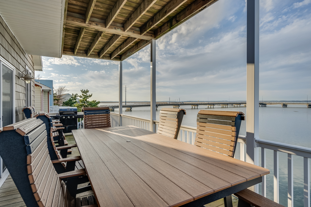 Or dine Al-Fresco overlooking the Water and our famous Oyster Beds.