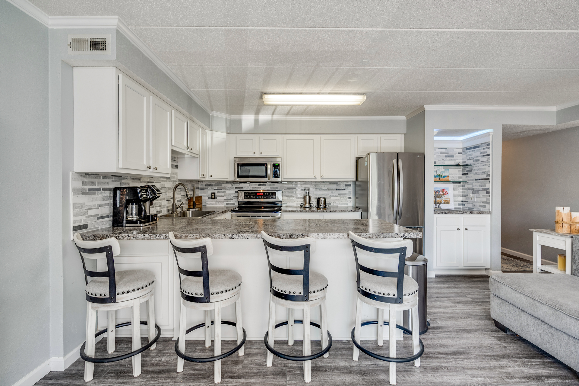 Enjoy a quick bite before the beach or relax with a quiet meal in at the breakfast bar