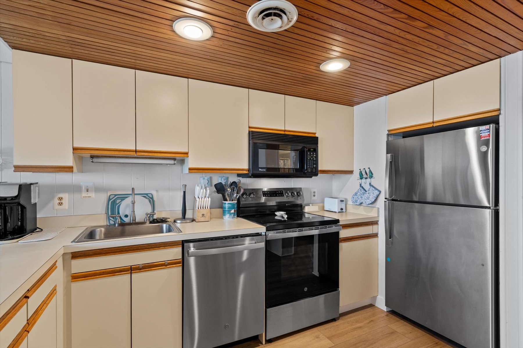 Modern kitchen equipped with everything you need.