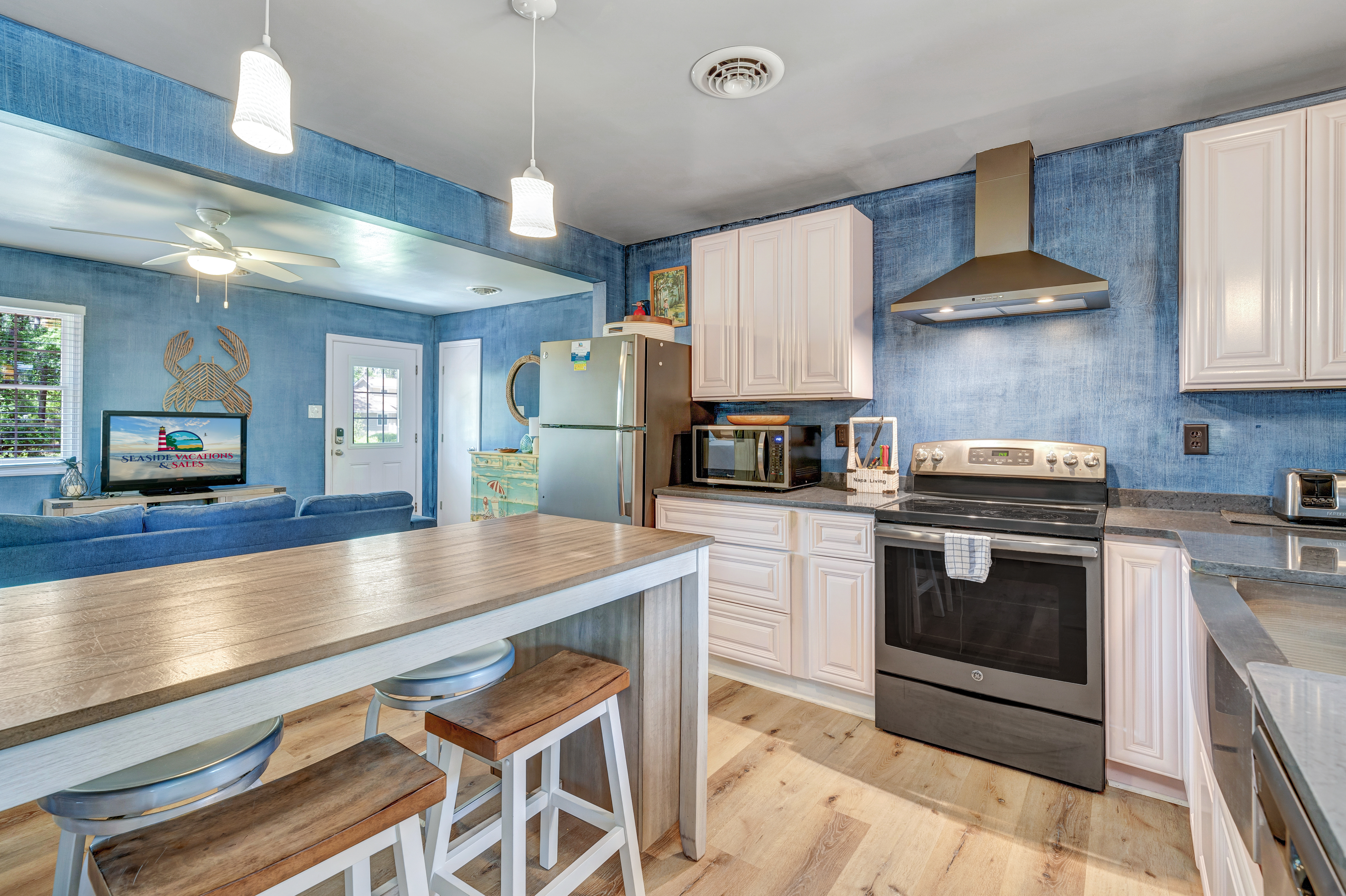 Grab a quick bite at the Breakfast Bar before hitting the Beach .