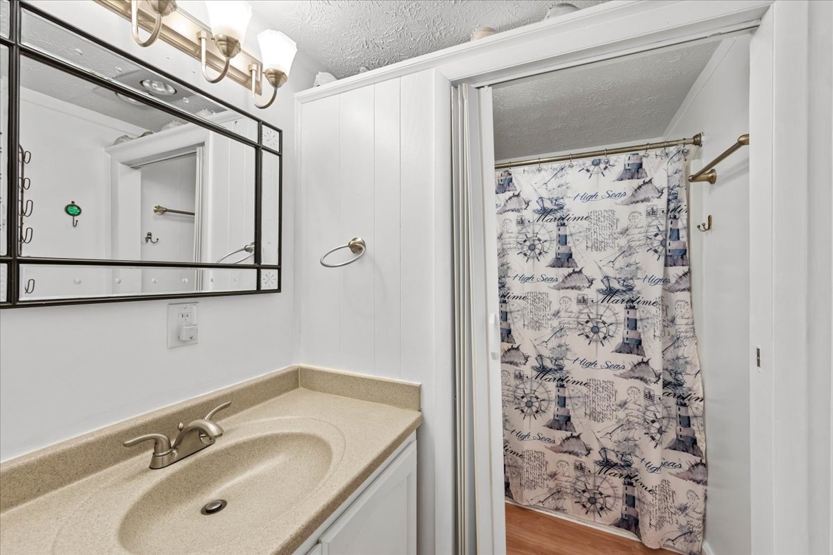 Full Bath with Tub/Shower Combo.