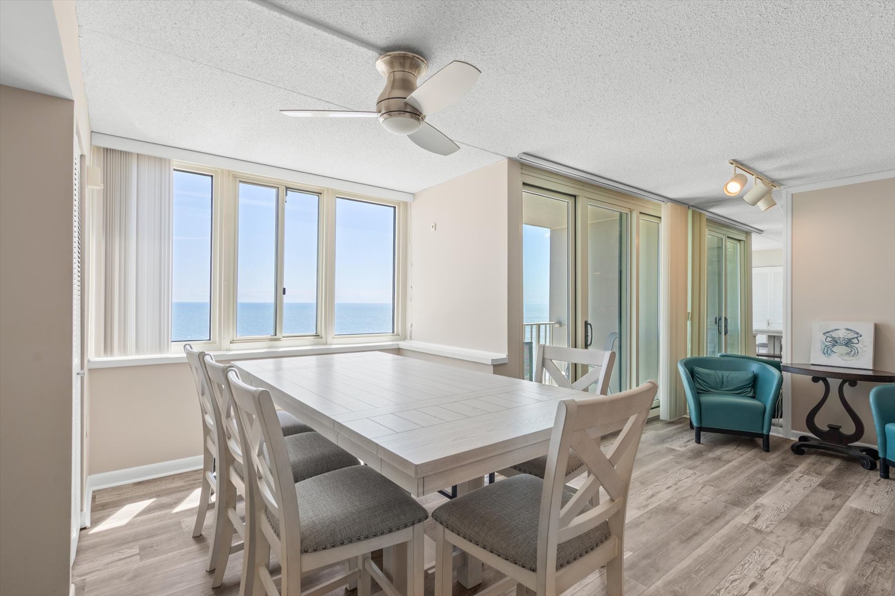 Enjoy family meals with a spectacular view next to the bright glass doors leading out to the balcony.