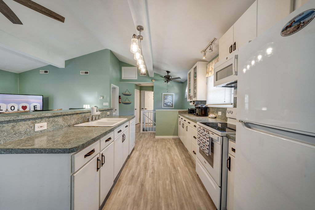 Well-Stocked Kitchen with all the comforts of home!