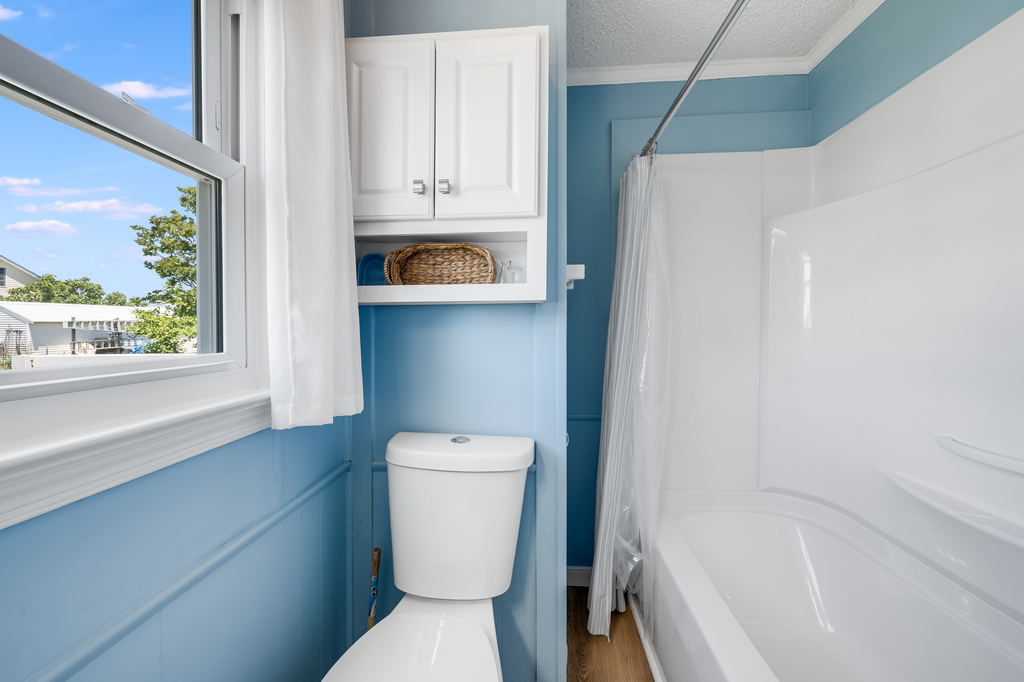 Bright and Beachy Full Bath.