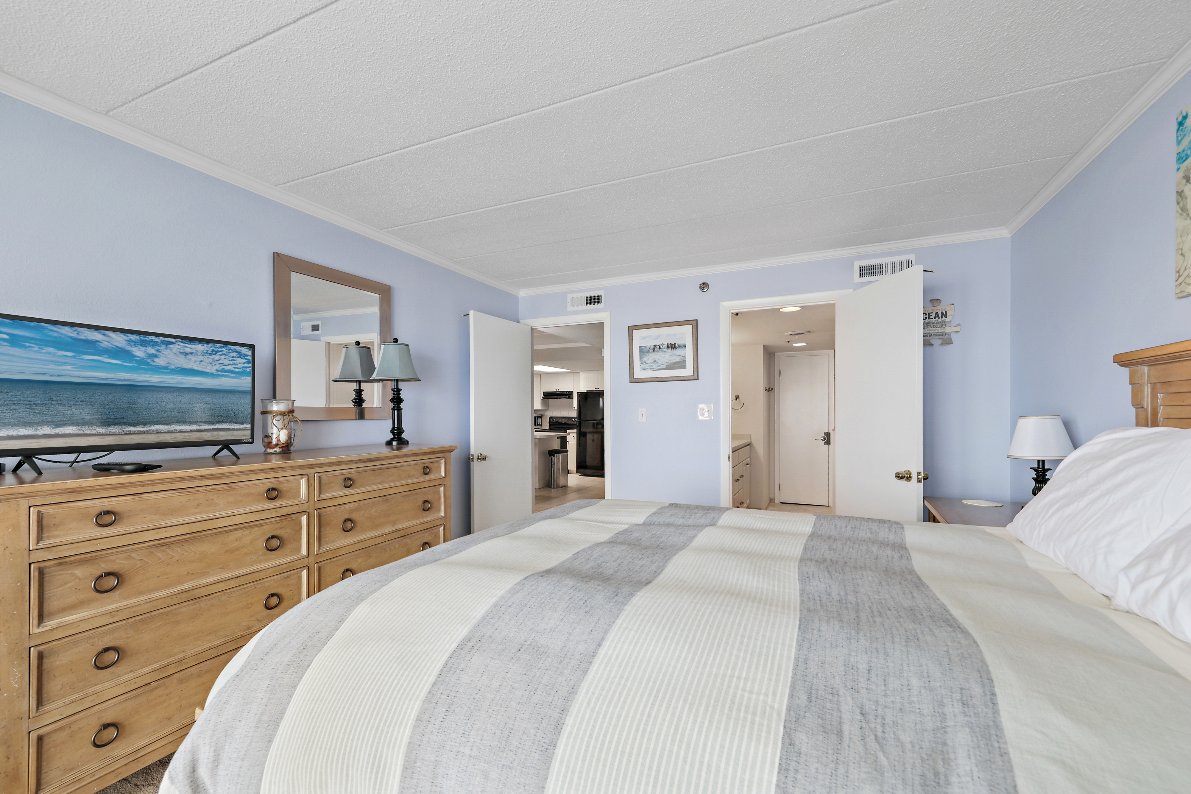 Relax watching a movie on the Flat Screen TV.