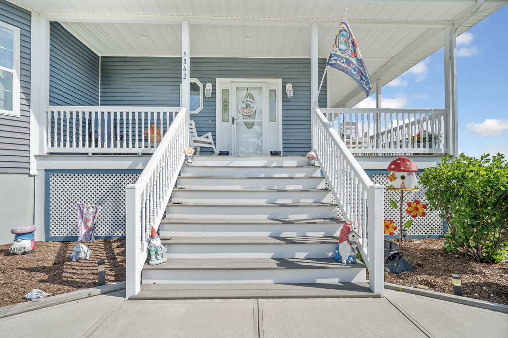 Oozing Southern Charm, Bird of Paradise is a spectacular Vacation Getaway only a few minutes to the Beach!