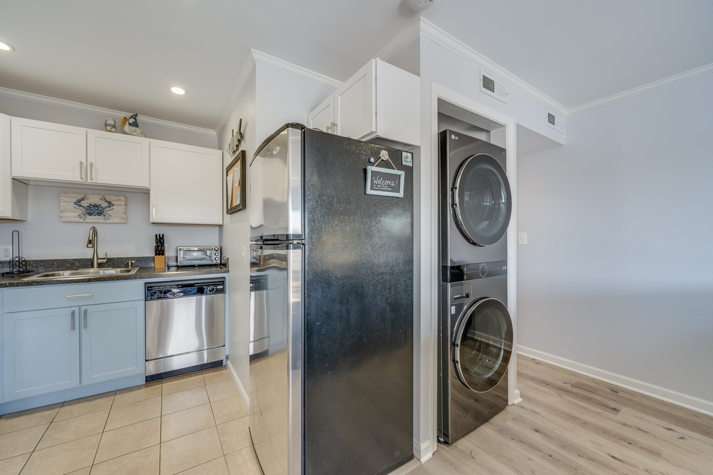 Stainless Steel Appliances & the convenience of a Washer & Dryer!