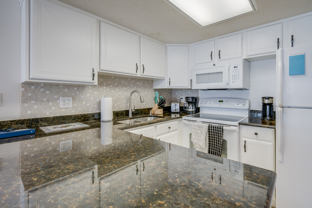 Check out the fully stoked and newly updated kitchen.