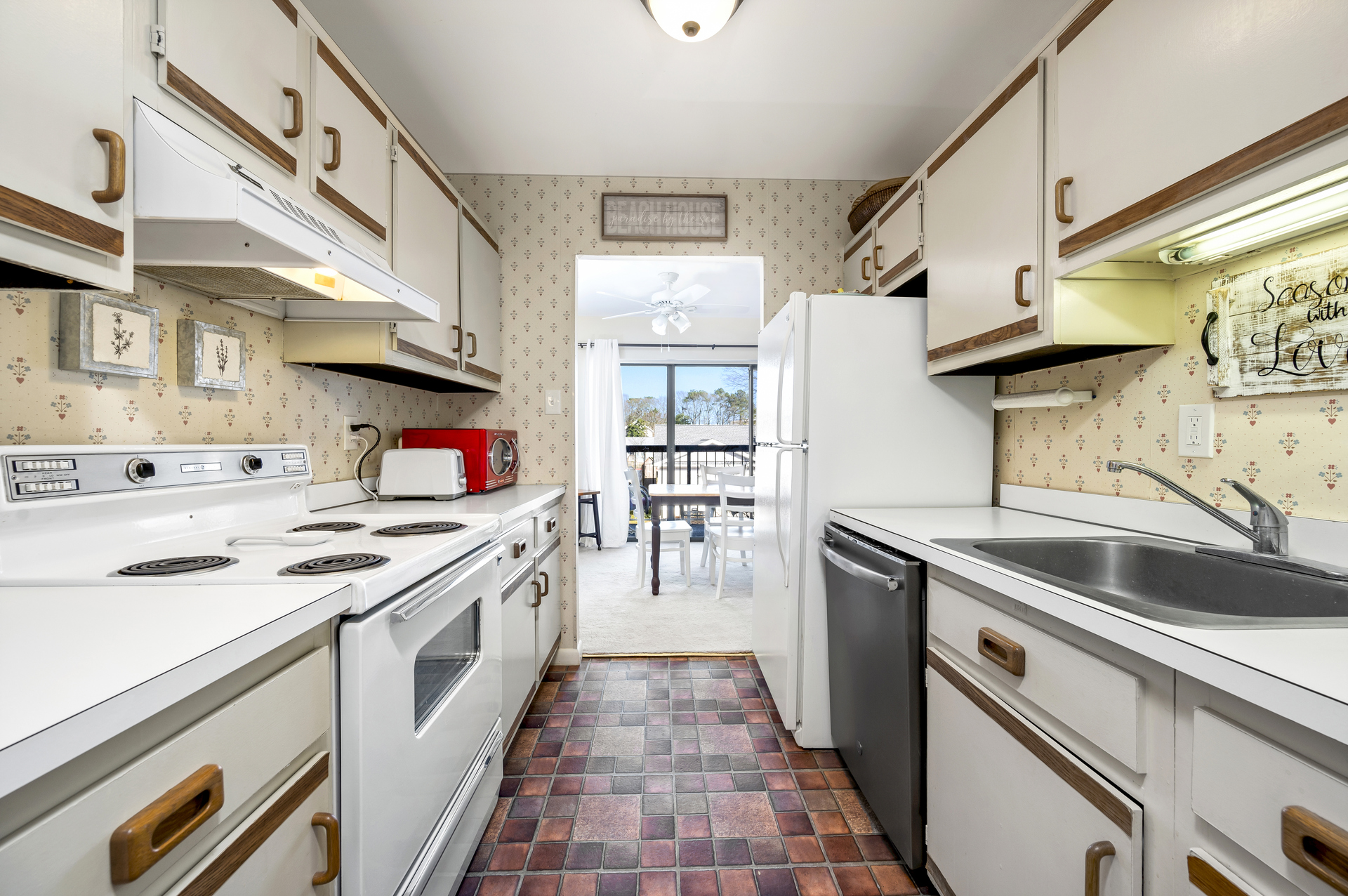 Mealtime is a bay breeze in the well-stocked Kitchen.