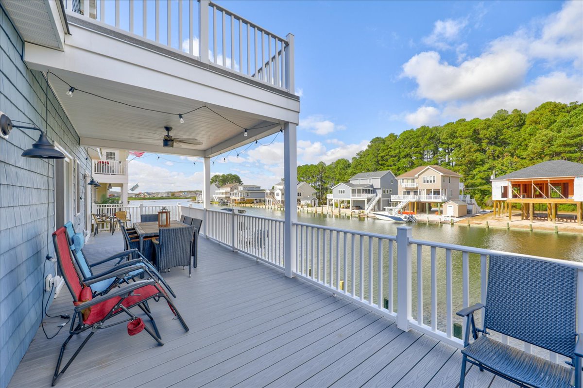 Huge Waterfront Deck - you'll never want to leave!
