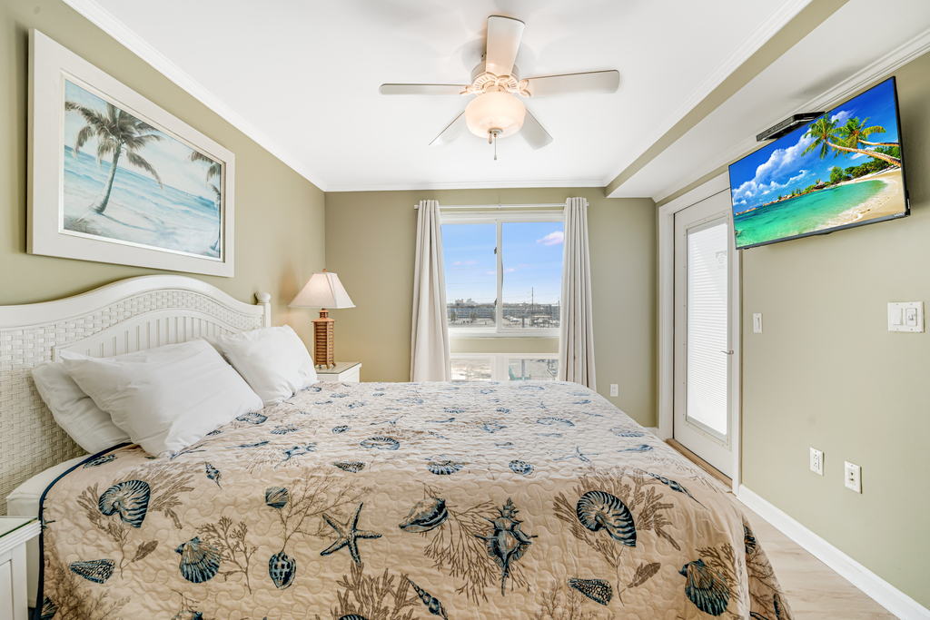 You'll always be on island time with this tropical bedroom decor.