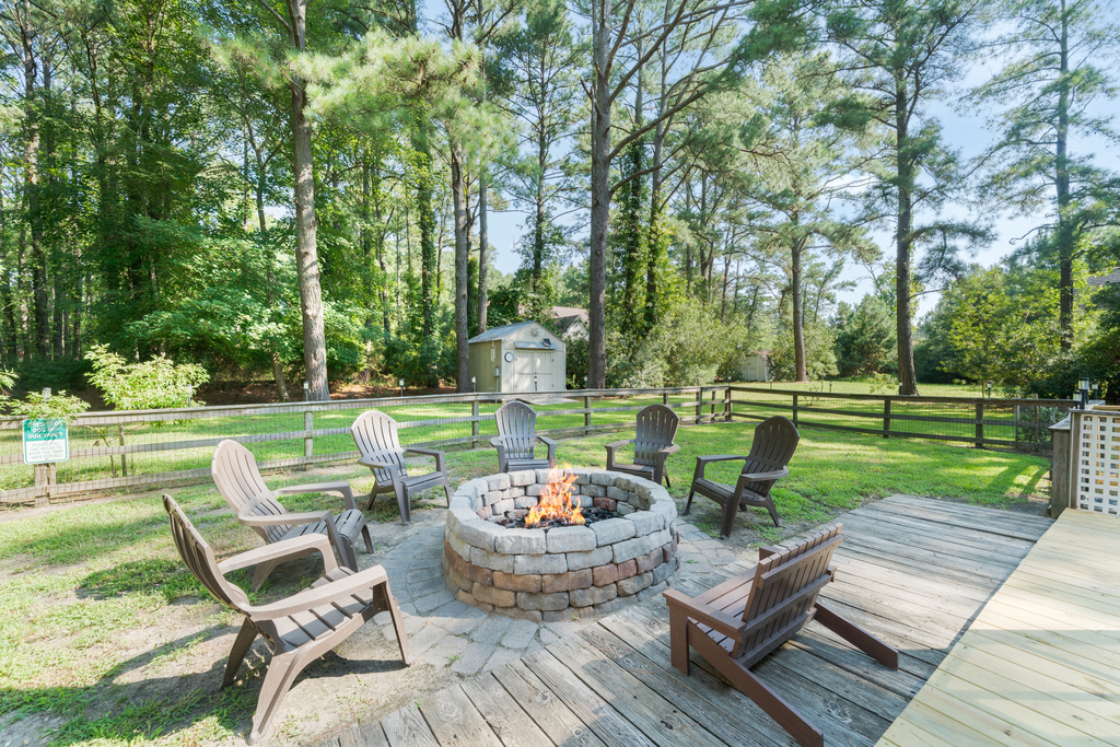 Dine Al Fresco and toast marshmallows over an awesome fire.