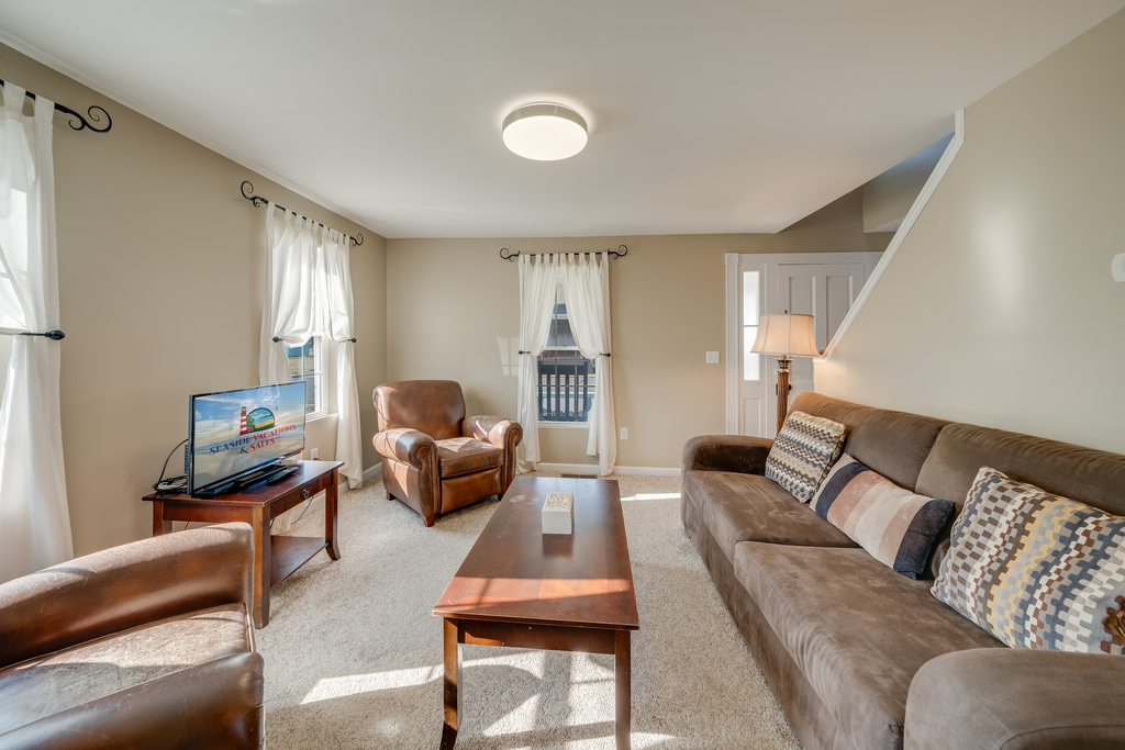 Bishop House sleeps 8 in 4 spacious Bedrooms and with 2 Full Baths.