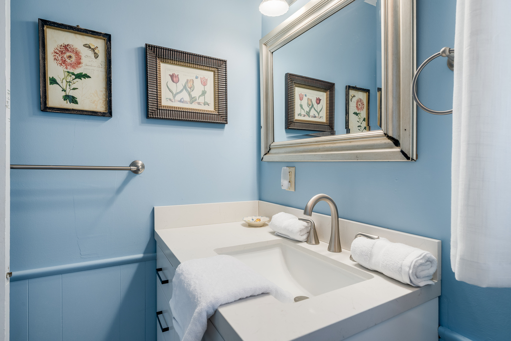 Full Bath with Tub/Shower Combo.