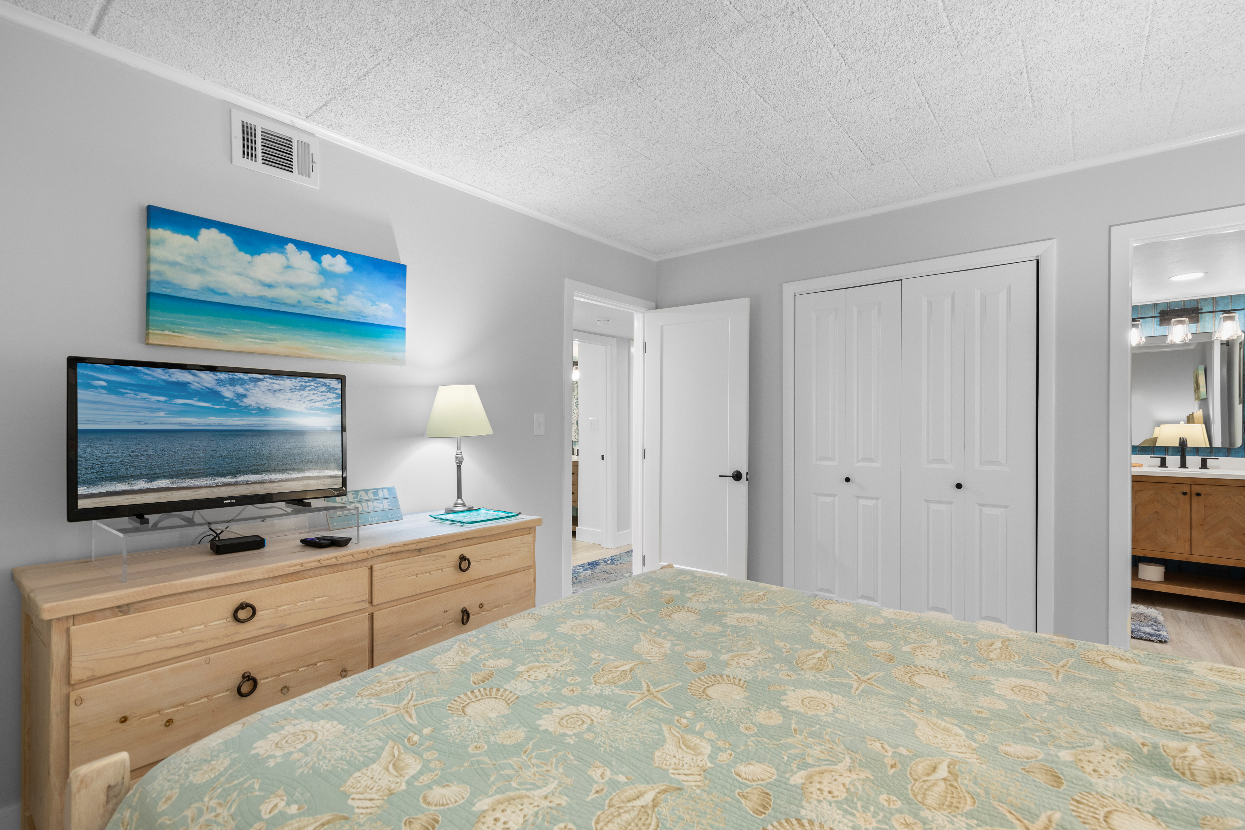 And a Flat Screen TV, perfect for curling up and relaxing!