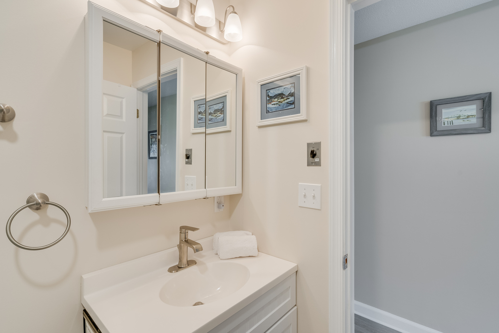 You`ll enjoy the Local Island Art throughout Slack Tide.