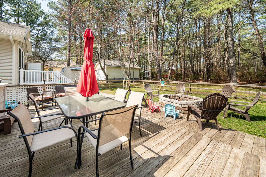 Slack Tide has a fabulous Fenced-in Backyard for the family dog.