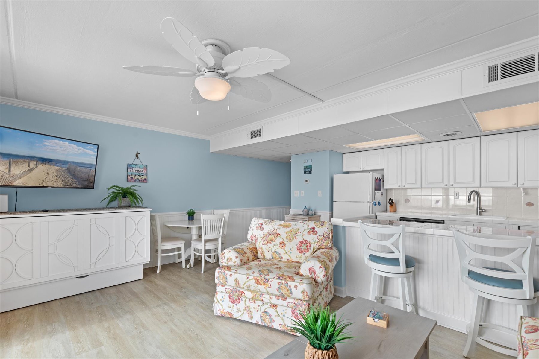 There is plenty of seating for everyone in your family!