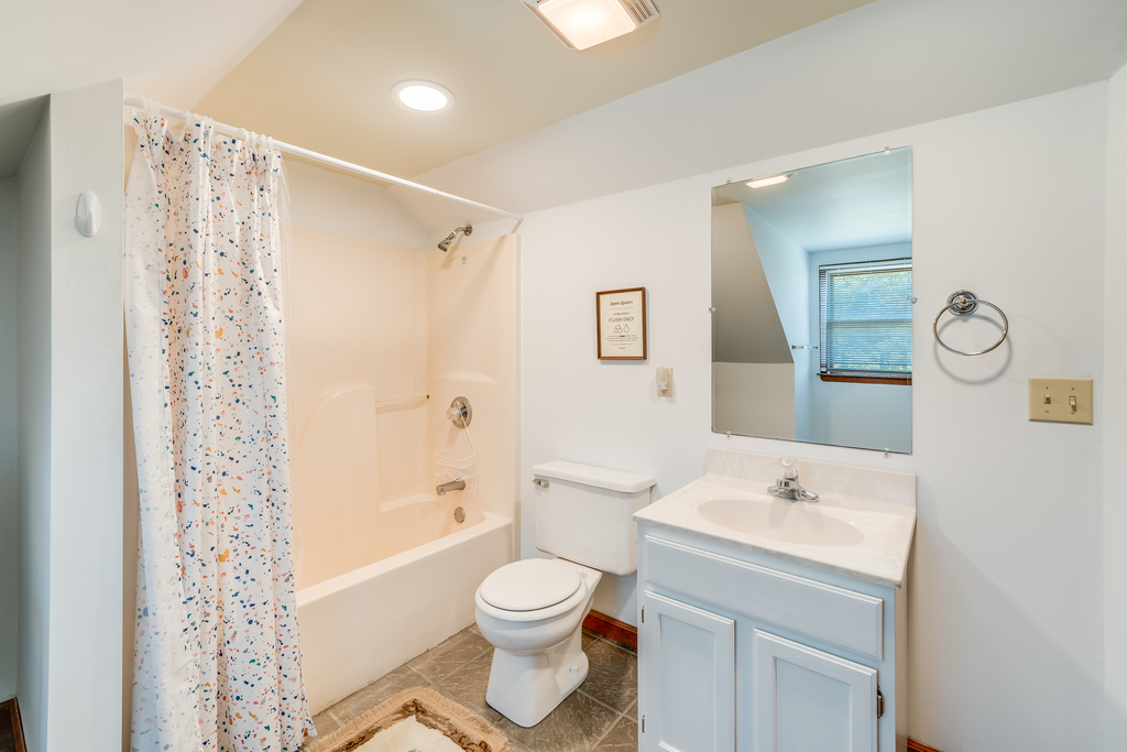 With 2 Full Baths, George`s Retreat is very Family Friendly.