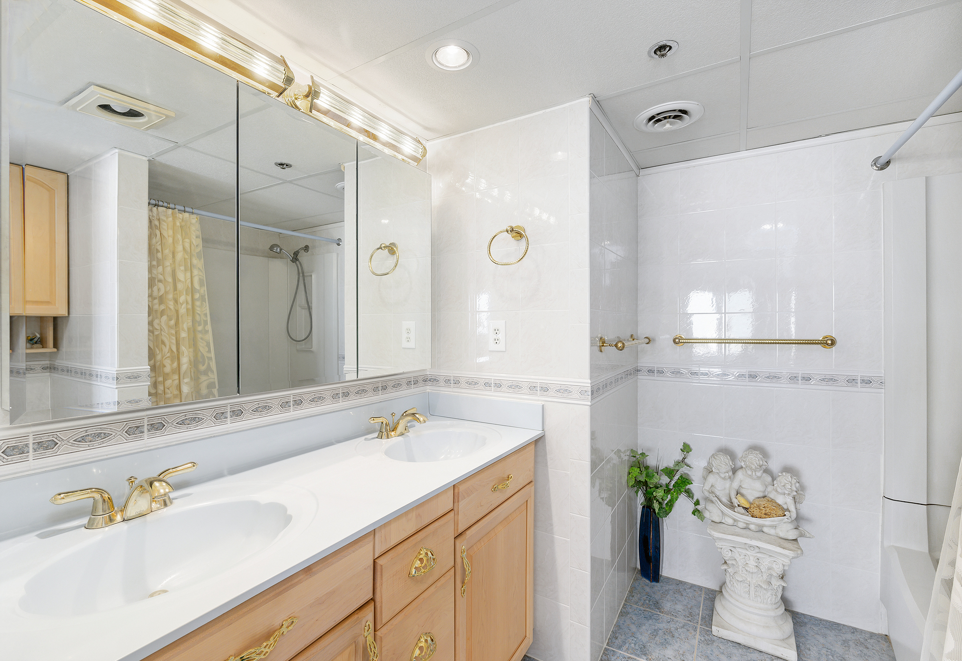 Beautifully Decorated Primary Bath.