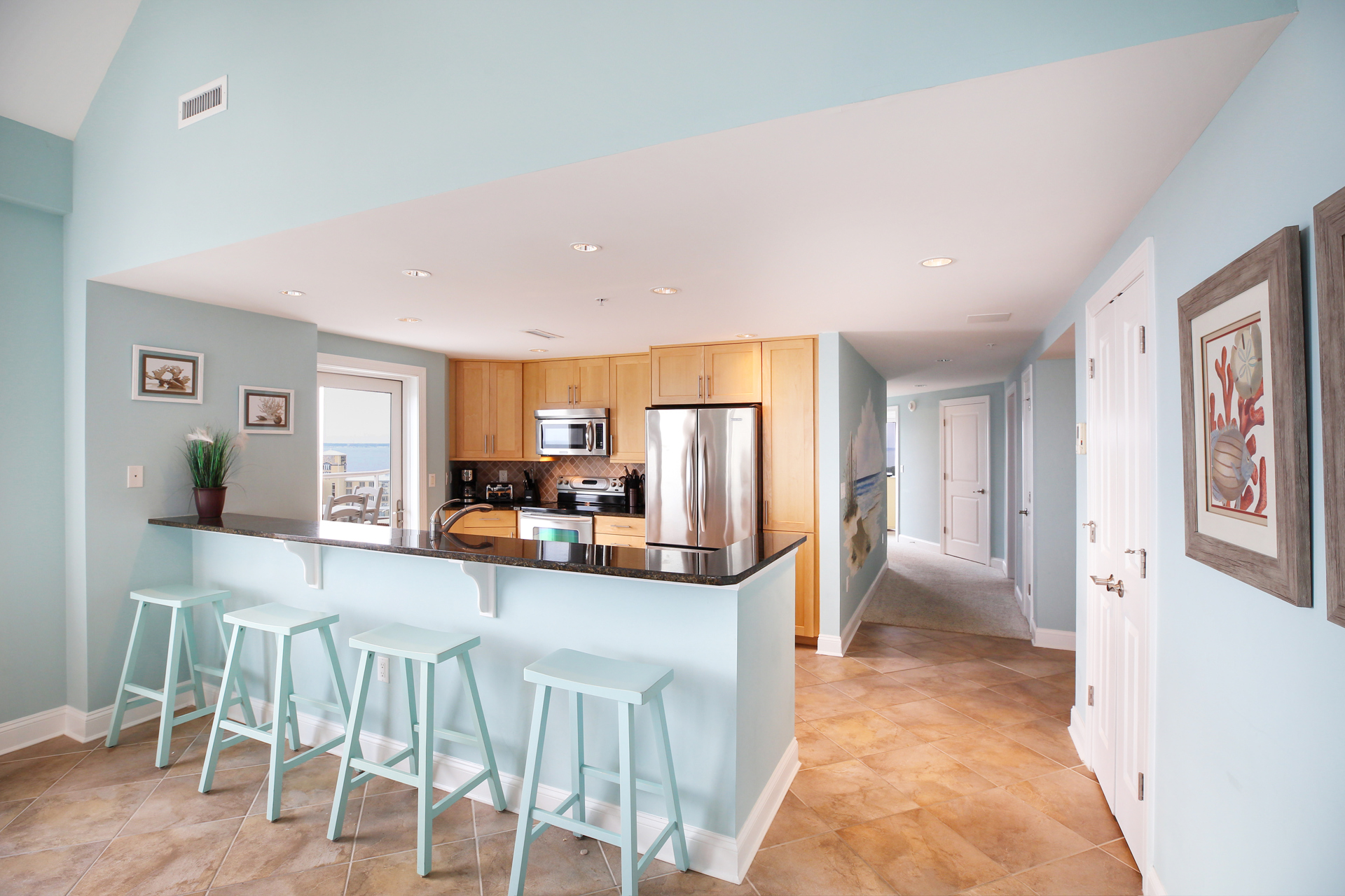 Plenty of room at the Breakfast Bar for a quick bite before hitting the Beach.