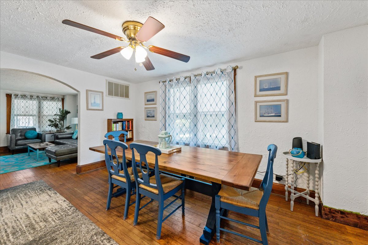 Huge Dining Area with room for all.