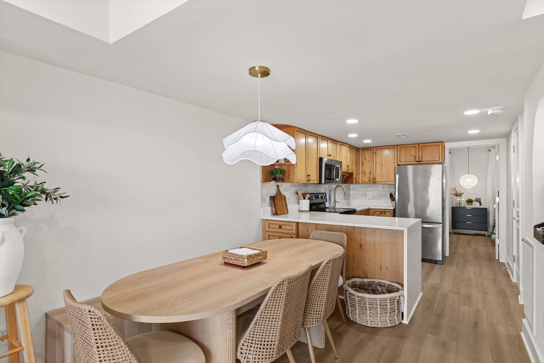 Coastal style dining for 6!