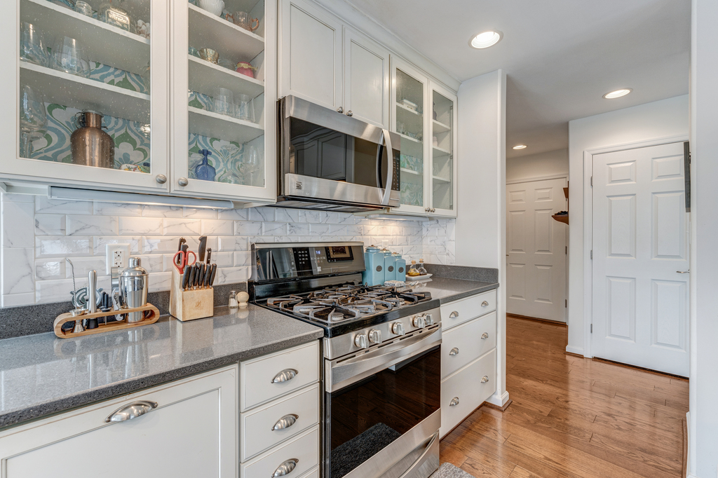 Dine in, or wander down the street to the Marina Restaurant and dine Waterfront.