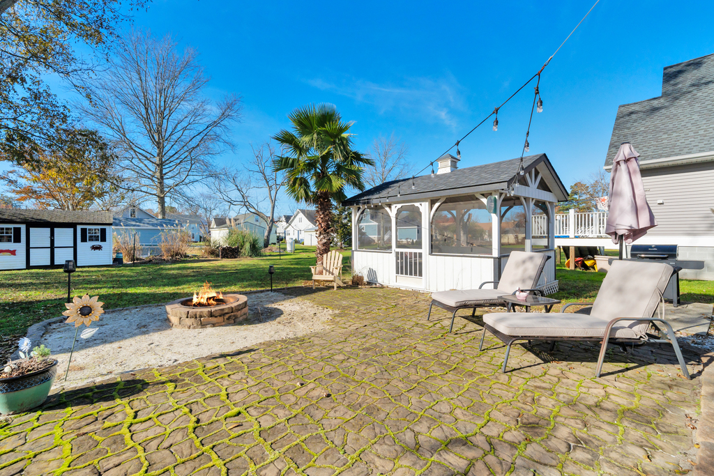 You'll adore the screened pavillion - much time will be spent here!